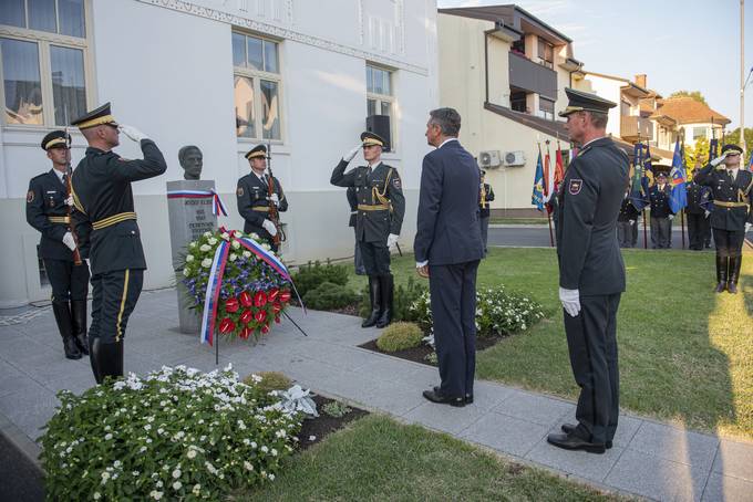 Predsednik Pahor je tradicionalno, že desetič, položil venec k spomeniku Jožefa Klekla v Črenšovcih